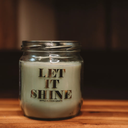 Aromatic candle with "green grape, apple aroma"