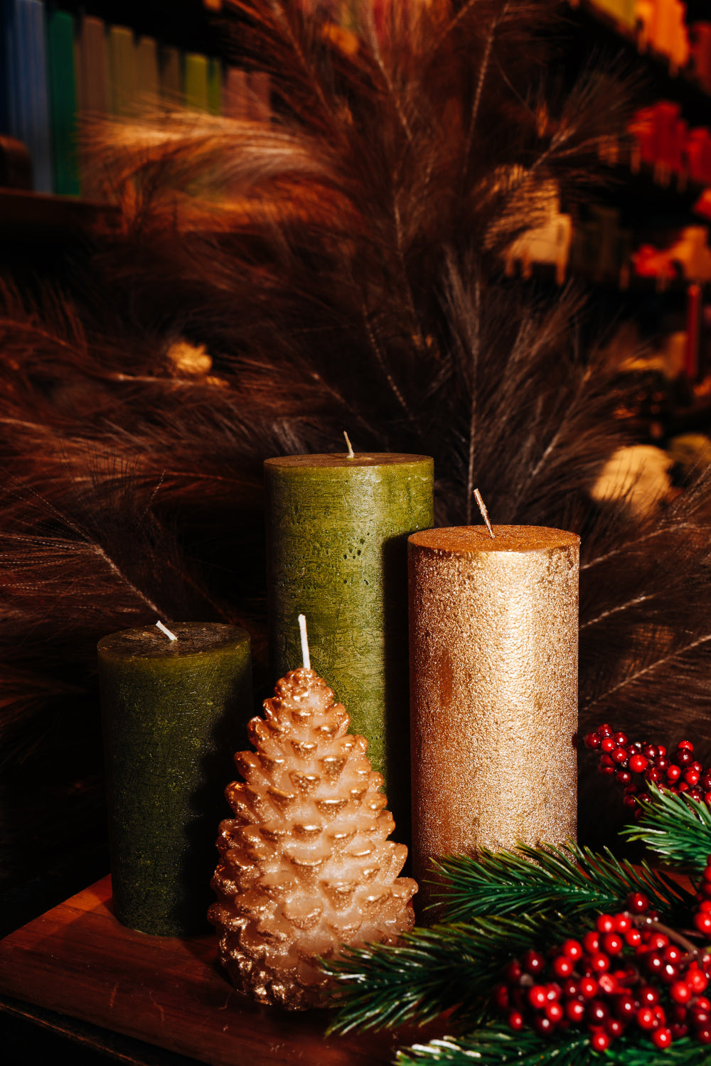 Ziemassvētku sveču komplekts – zaļi un zeltaini toņi ar čiekura sveci