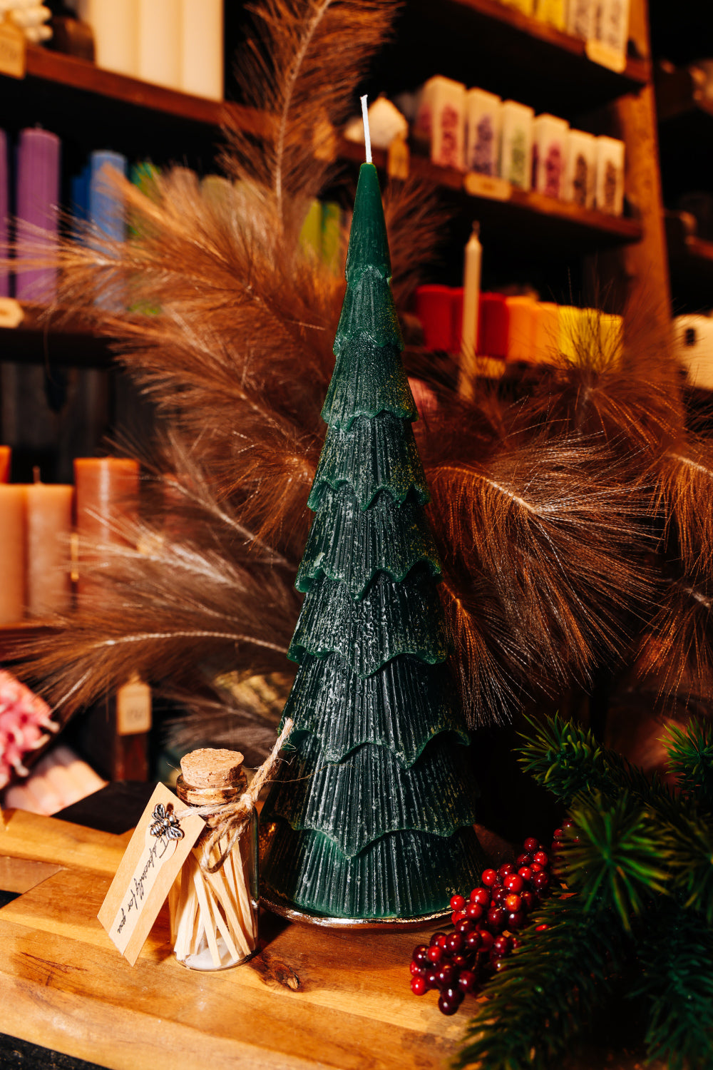 Latvijā ražota ilgdegšanas svece “Eglīte” – tumši zaļa