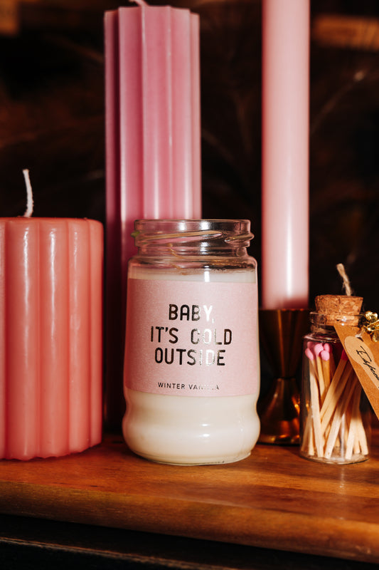 Aromātiskā svece “Baby, It’s Cold Outside” – Vaniļa