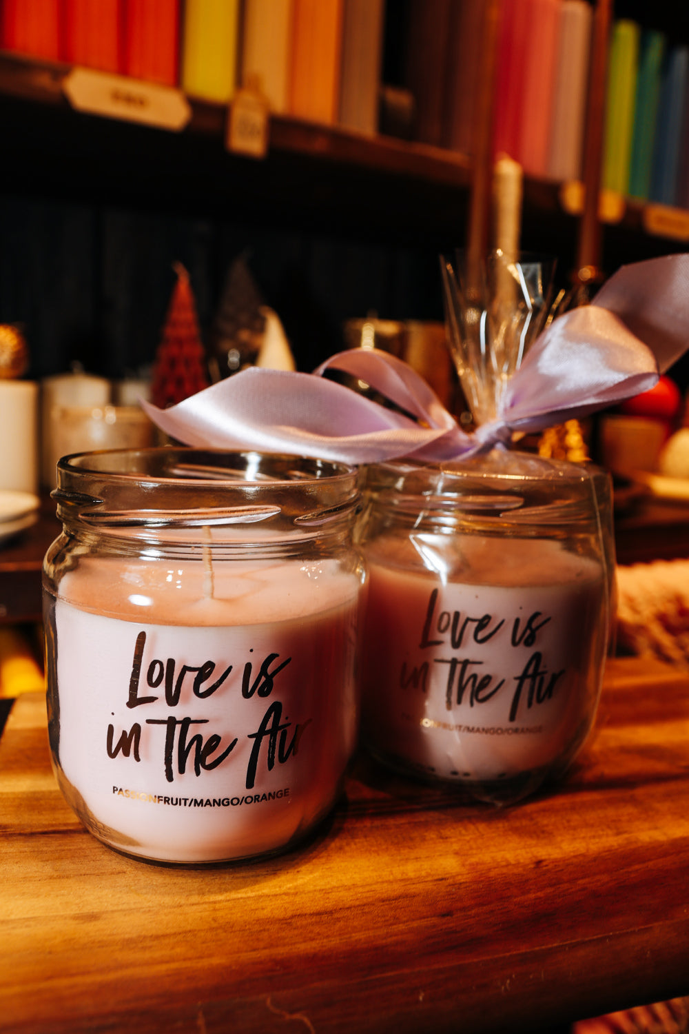 Aromatic candle with "exotic fruit aroma"