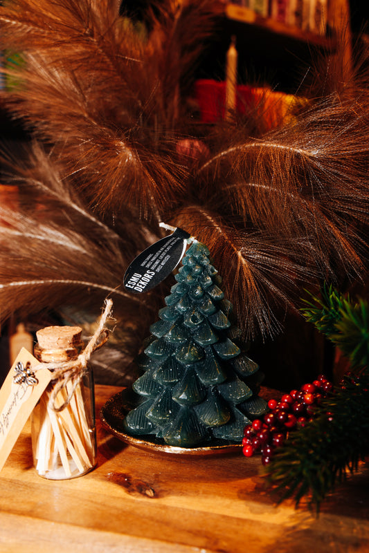 Latvijā ražota eglītes formas svece – tumši zaļa.