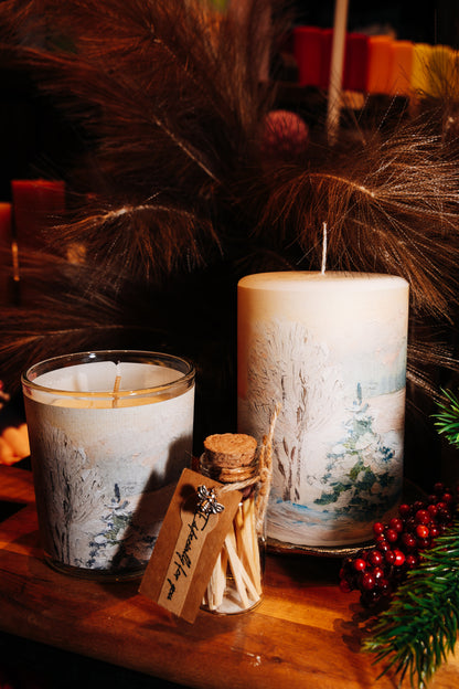 Rapšu vaska svece ar ziemas aromātu“Ziemas rīts” ar Aijas Princes ainavu