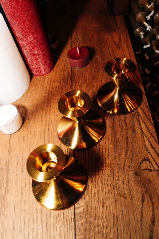 Zelta metāla konusveida svečturis