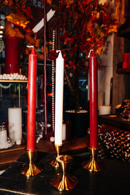 Zelta metāla konusveida svečturis