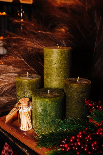 Zaļu cilindrisko sveču komplekts – Roku darbs Latvijā