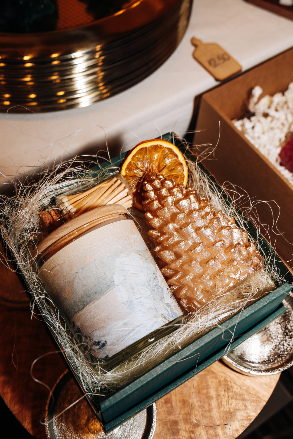 Rapšu vaska svece ar ziemas aromātu“Ziemas rīts” ar Aijas Princes ainavu