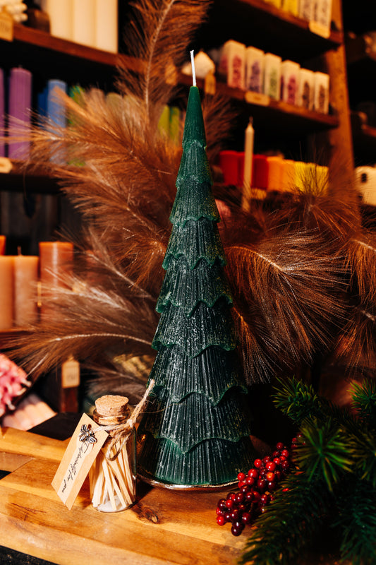 Latvijā ražota ilgdegšanas svece “Eglīte” – tumši zaļa