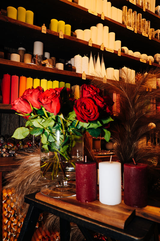 Latvijā ražotas trīs sarkanās cilindriskās sveces – svētku noskaņai un patriotismam