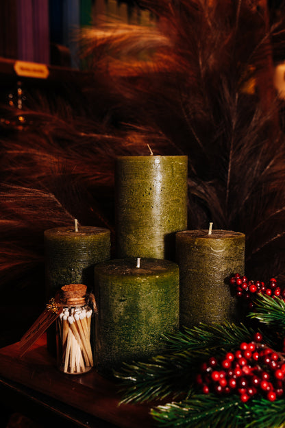 Zaļu cilindrisko sveču komplekts – Roku darbs Latvijā