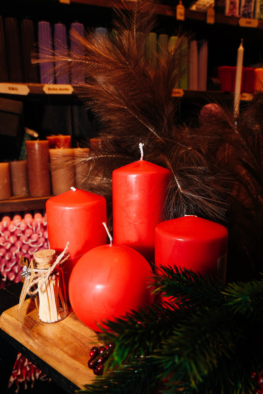 Adventes kompozīcijas sveces – sarkanā krāsā